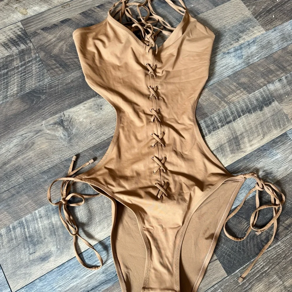 SKIMS chic tan